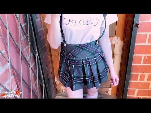 ❤️ Msichana wa shule Ananyonya Dick yake kwa kina na kutombana badala ya madarasa. Video ya kutatanisha  ❌️❤